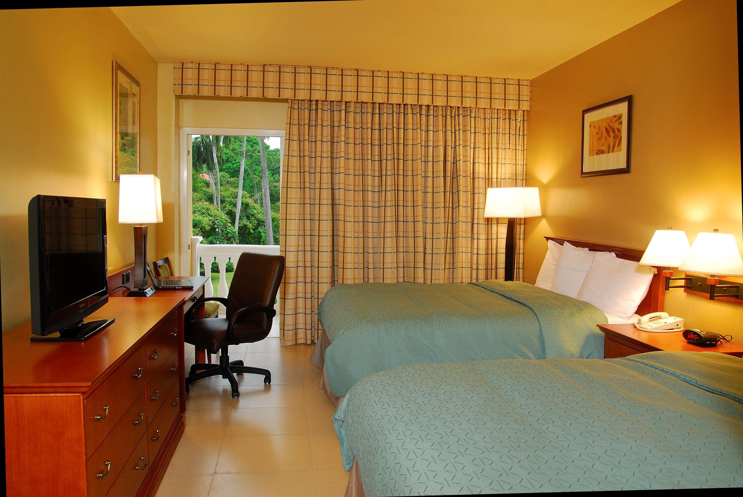 Radisson Hotel Panama Canal Bagian luar foto A typical room at the Inn at the Opera