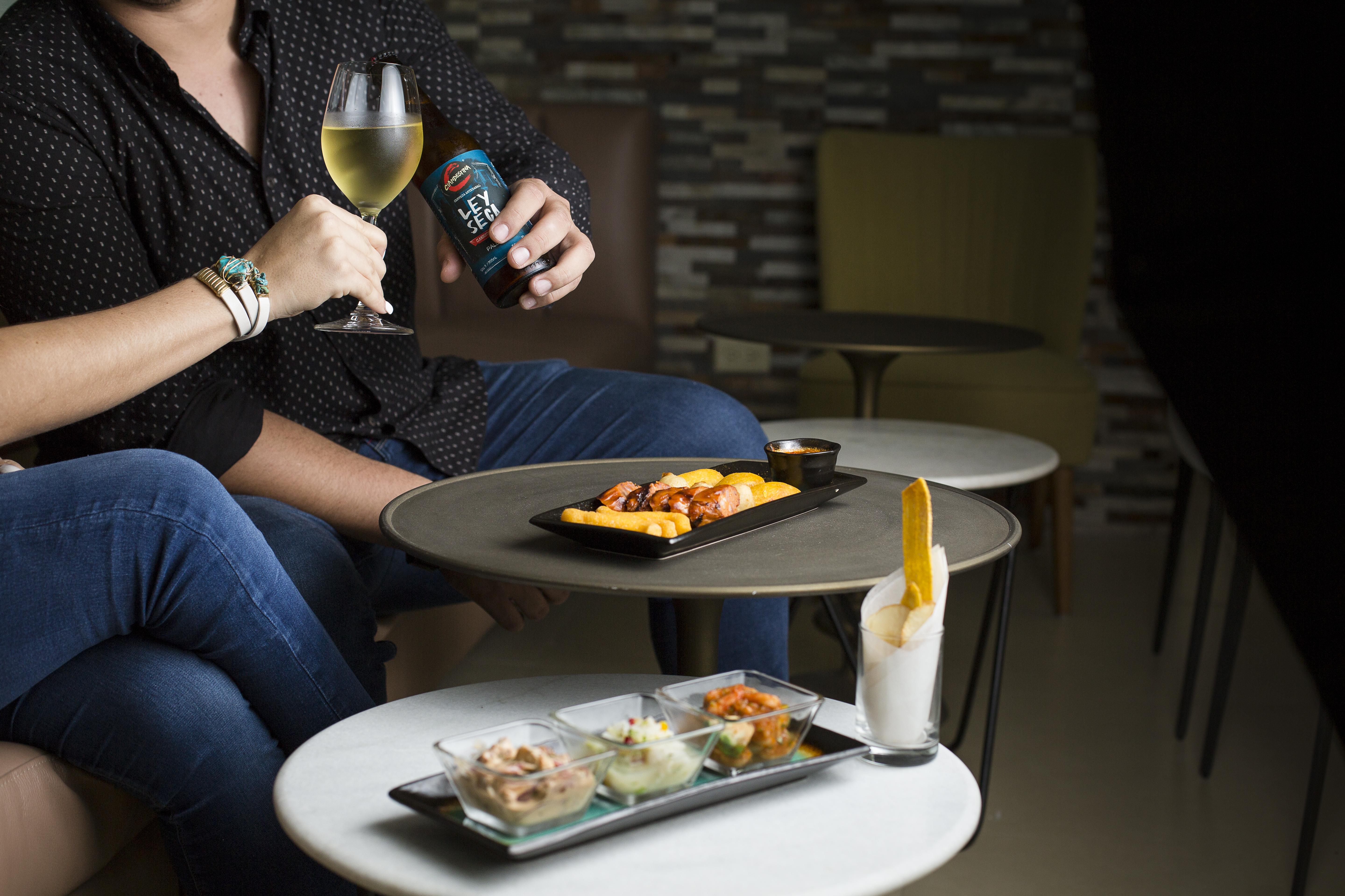 Radisson Hotel Panama Canal Bagian luar foto A man drinking a bottle of wine