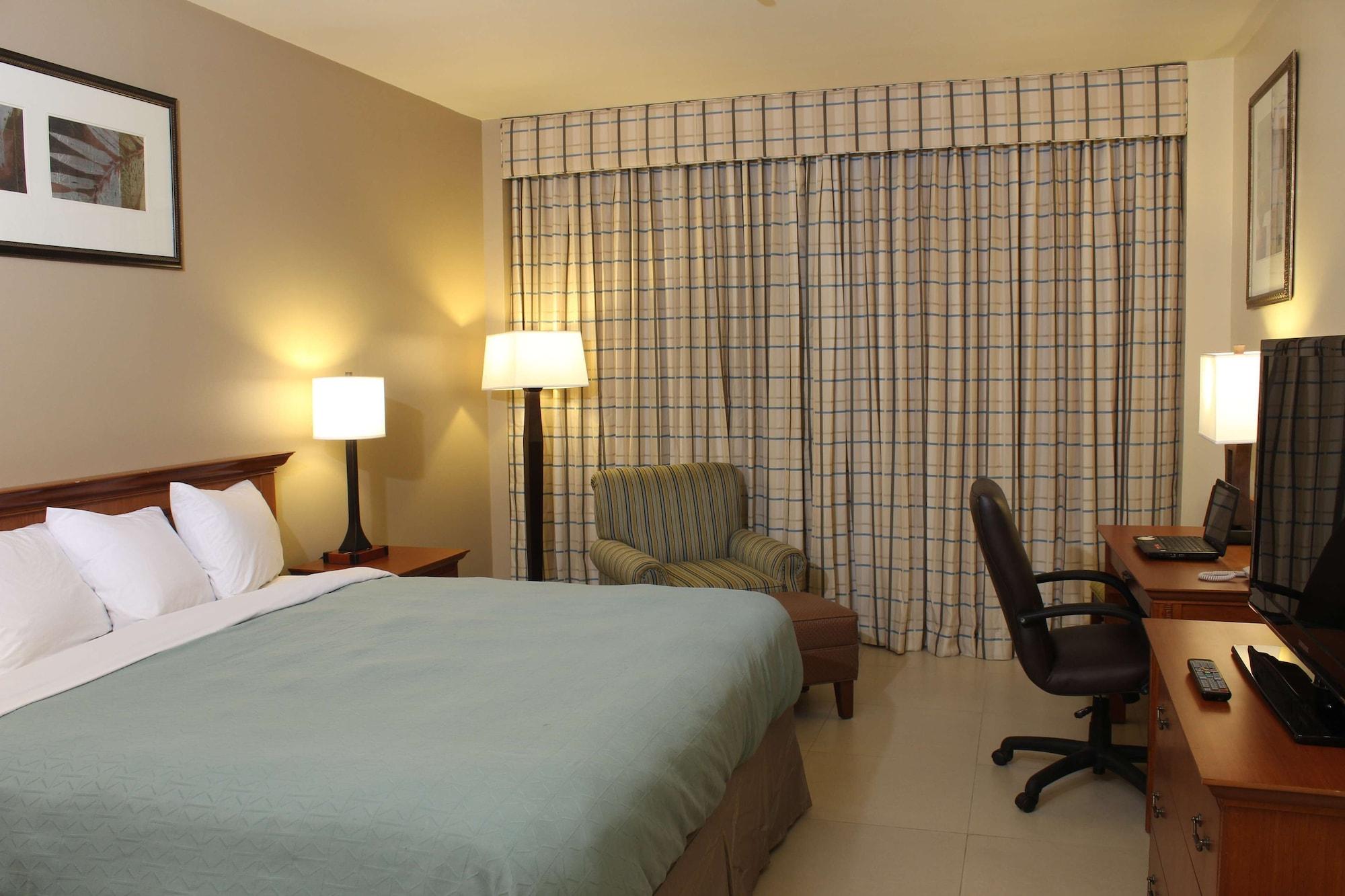 Radisson Hotel Panama Canal Bagian luar foto A typical room at the Best Western Premier Collection