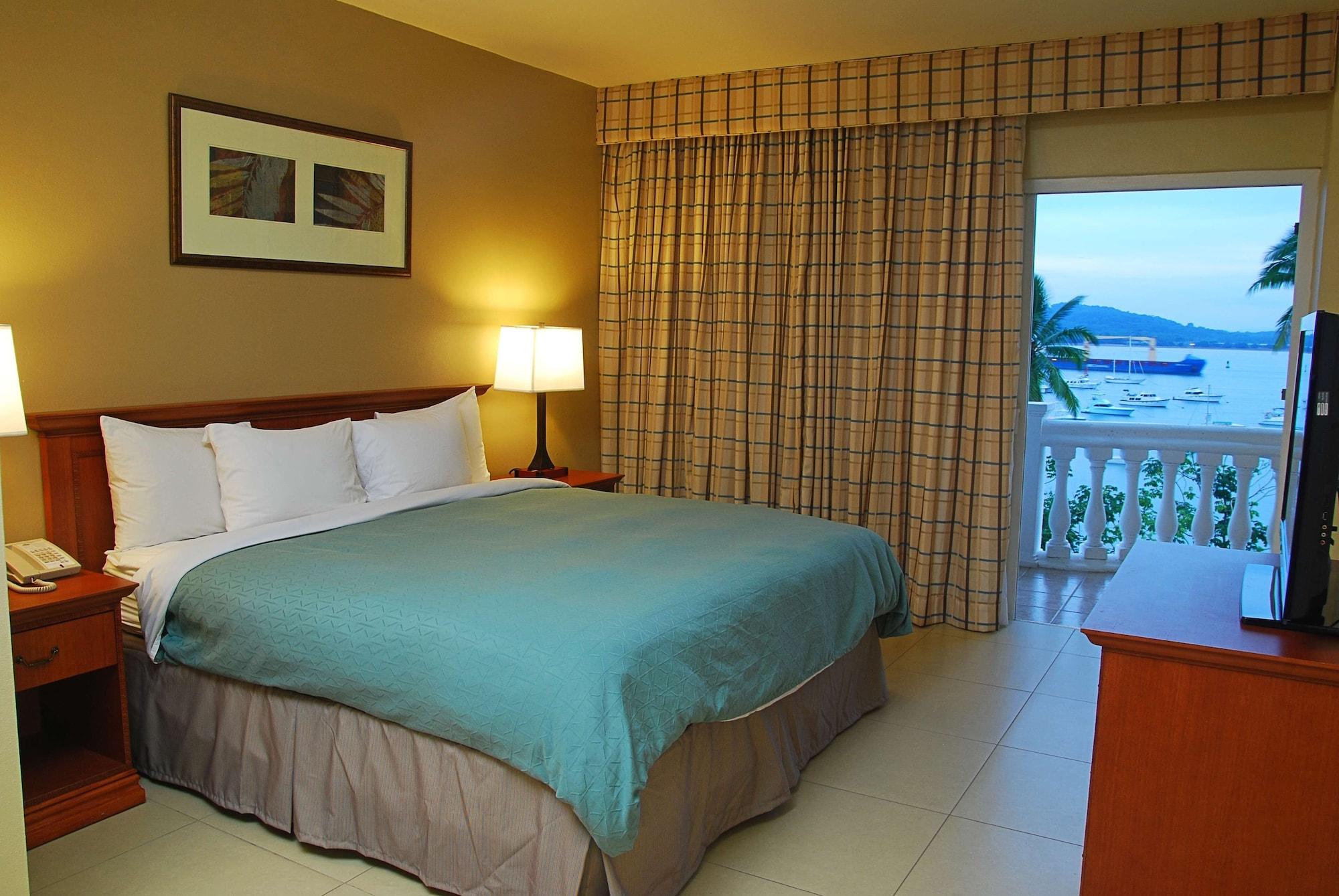 Radisson Hotel Panama Canal Bagian luar foto A bedroom at the hotel