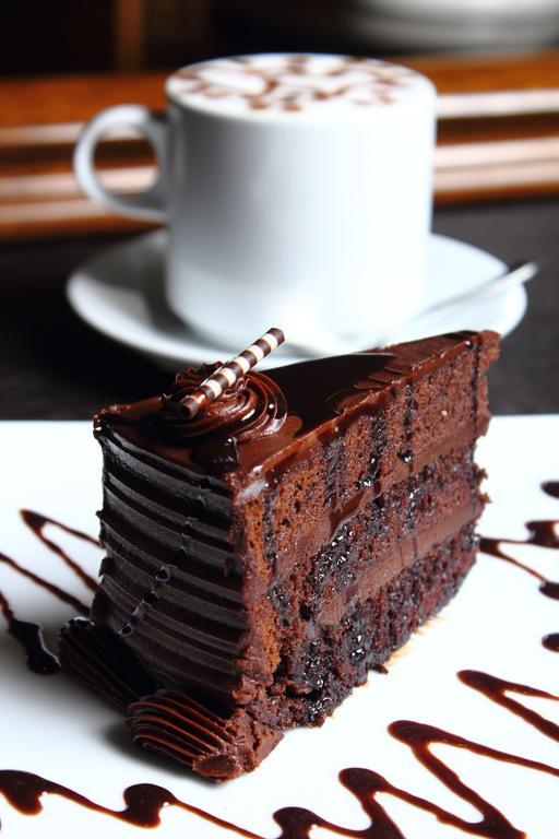 Radisson Hotel Panama Canal Bagian luar foto A chocolate cake