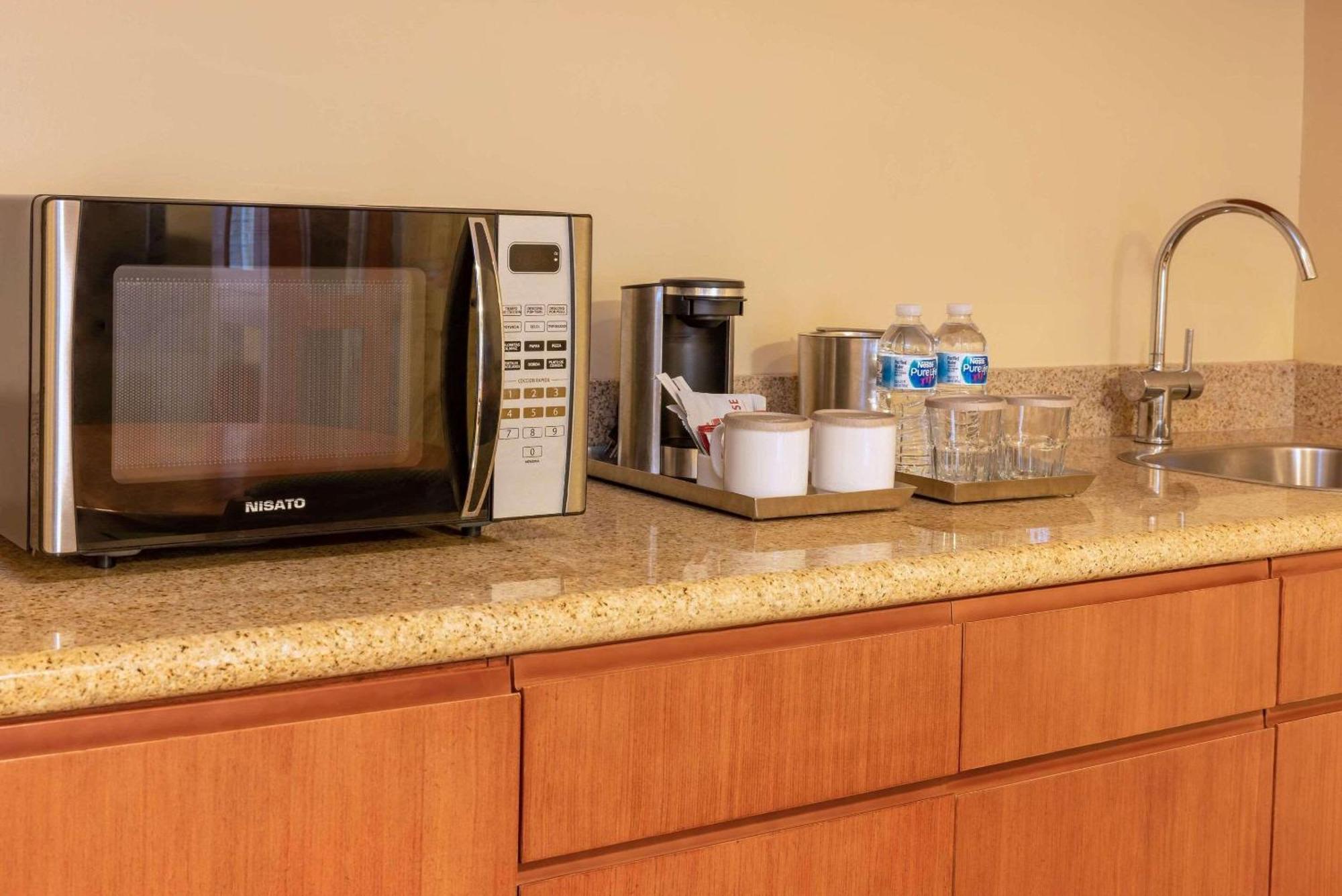 Radisson Hotel Panama Canal Bagian luar foto A coffeemaker in a hotel room