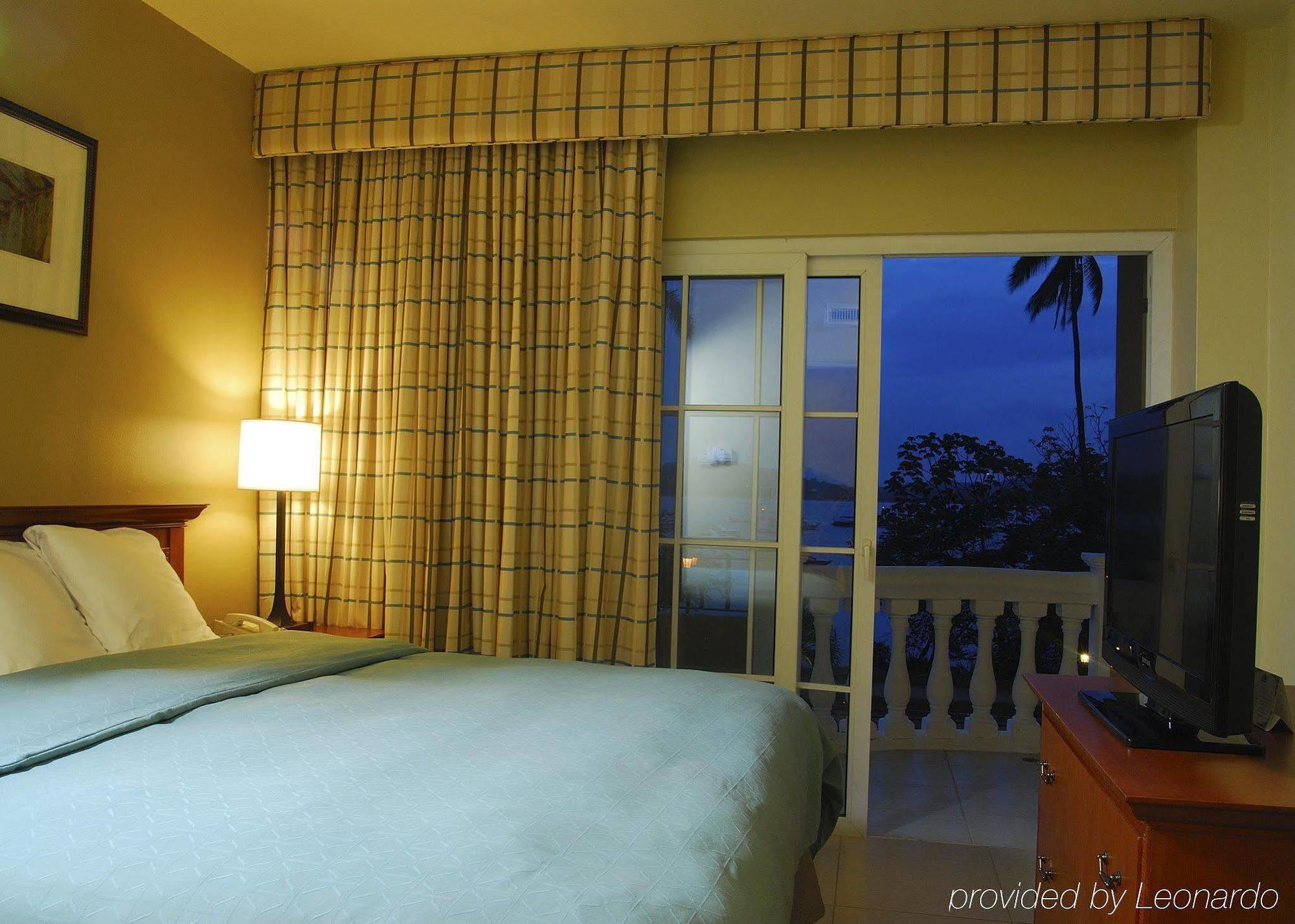 Radisson Hotel Panama Canal Ruang foto A bedroom at the Hilton San Diego Bayfront