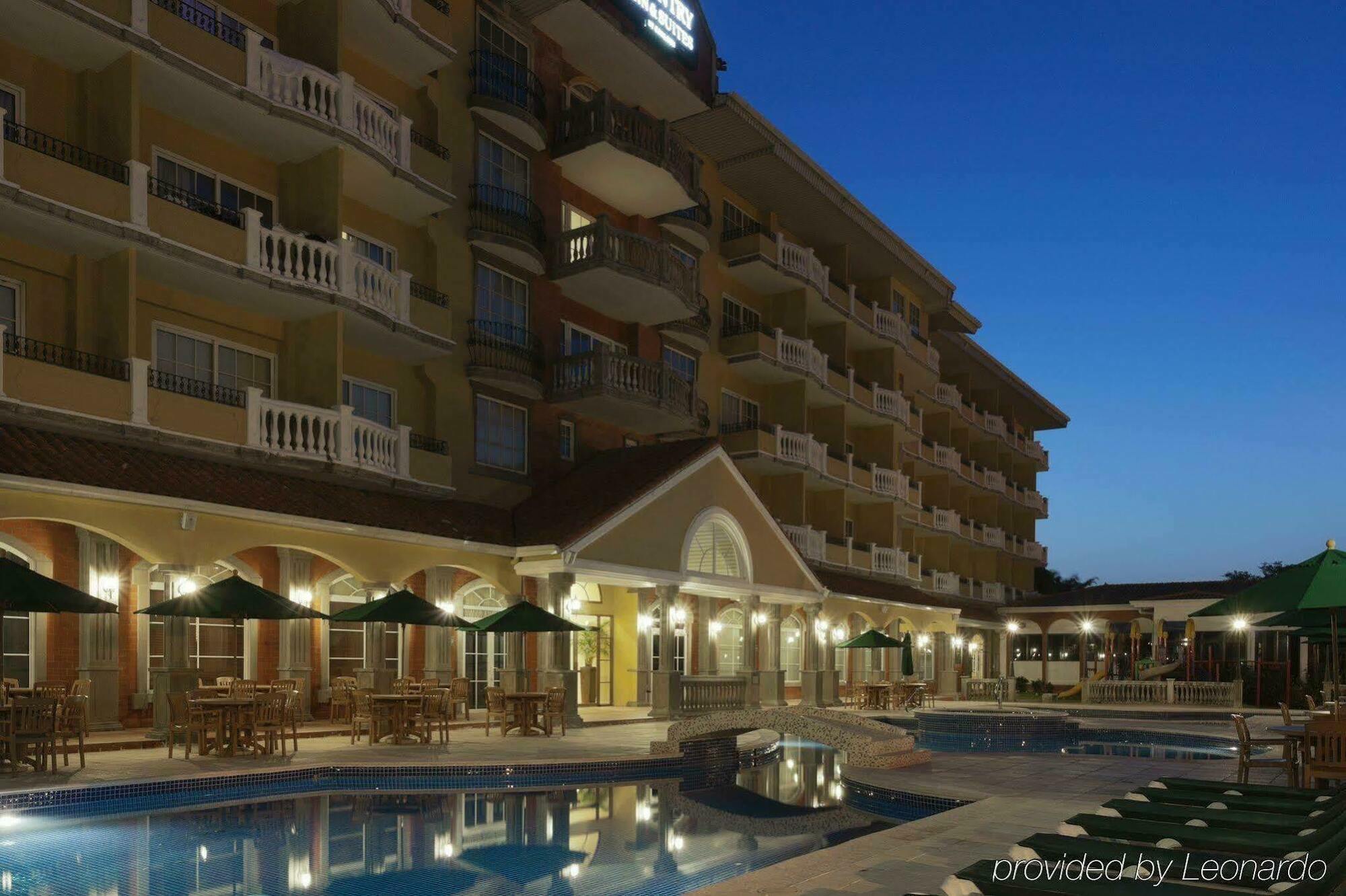 Radisson Hotel Panama Canal Bagian luar foto The swimming pool at the Legazpi Active Park